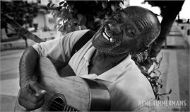 Những lợi ích bất ngờ của tuổi trung niên khi chơi guitar